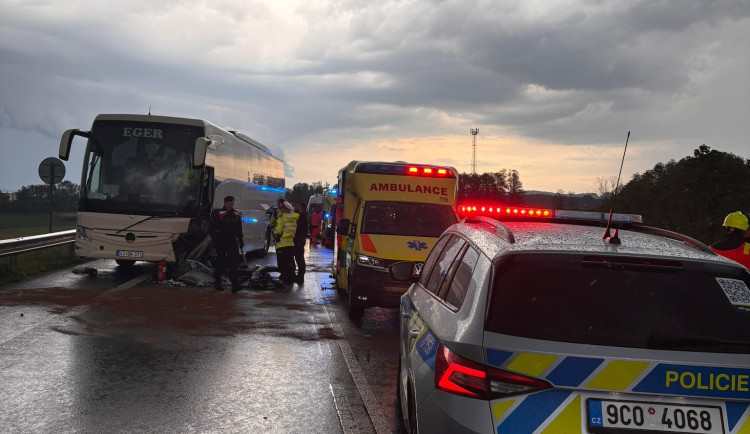 U Boršova se srazil autobus s autem, na místě je více než deset zraněných