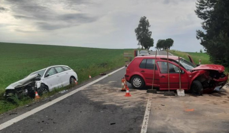 Při čelní nehodě dvou aut se v neděli zranilo pět lidí, jedna letěla do nemocnice