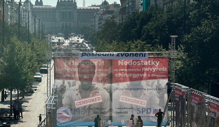 Okamurova SPD dostala za nenávistné předvolební plakáty pokutu tři miliony