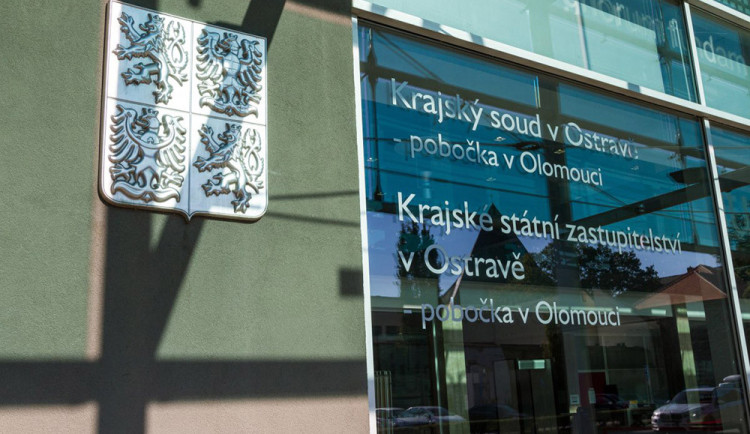 Nelituji toho, prohlásil u soudu devatenáctiletý mladík obžalovaný z vraždy v Dlouhé Loučce