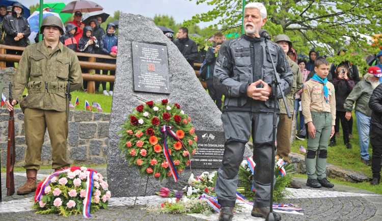 Tragickou bitvu si lidé připomenou u pomníku v zaniklé šumavské obci Zhůří