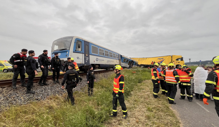 Osobní vlak se u Kostelce na Hané srazil s kamionem, jeden vagon vykolejil. Na místě jsou zranění