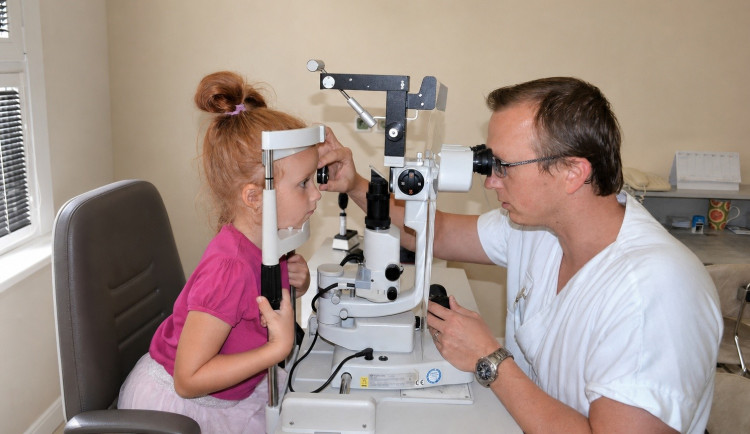 Zírají vaše děti před spaním do mobilů nebo tabletů? Oční lékaři z Prostějova varují před riziky