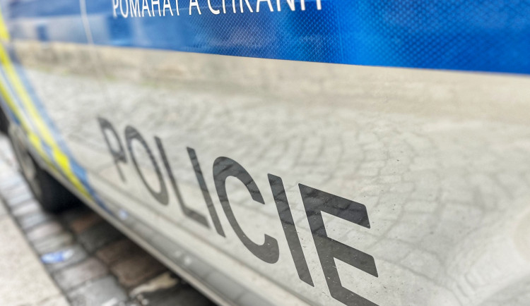 Policie posiluje hlídky, u hradeckého letiště už jsou první rockoví fanoušci
