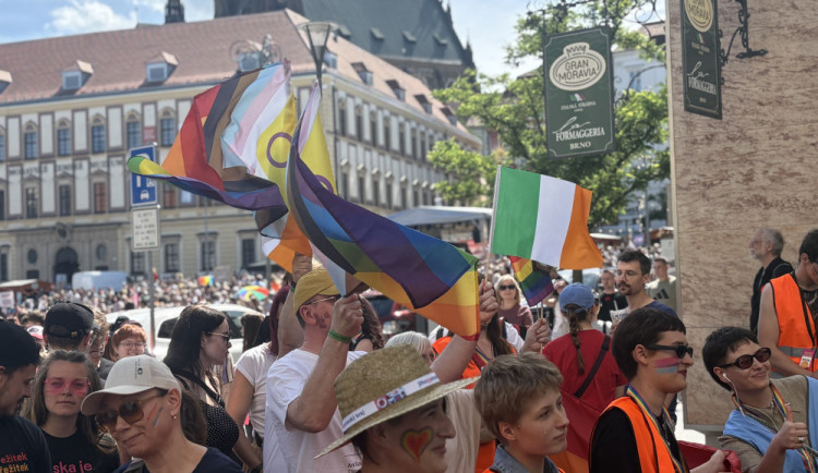 VIDEO: Brnem prošly stovky lidí v duhovém průvodu, dorazily celé rodiny i politici