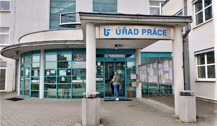 Počet volných míst v kraji klesl v květnu na 6 800, práci hledá 16 833 lidí