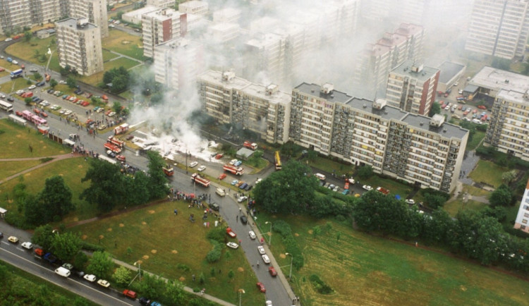 Hořící trosky a panika. Před osmadvaceti lety dopadly na Budějce dvě stíhačky
