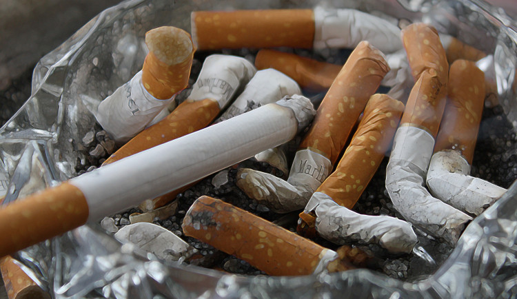 Muži v Brně se poprali kvůli cigaretě, potyčka skončila rozbitým telefonem