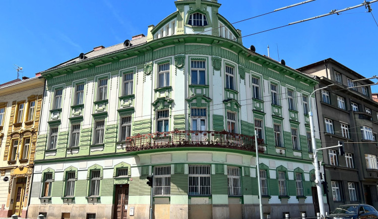 FOTO: Hradec promění problémový dům. Vznikne osm nových městských bytů