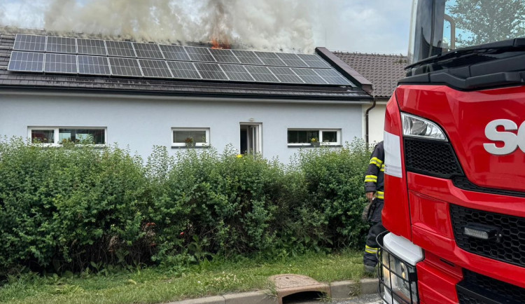 VIDEO: Požár střechy s fotovoltaikou v Lutíně. Škoda na domě míří k 8 milionům