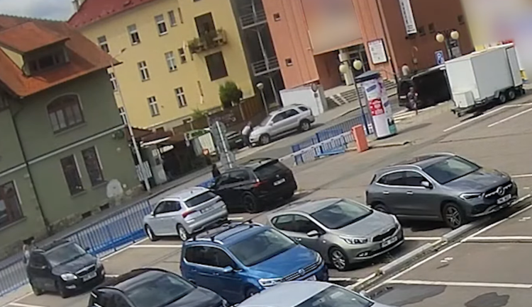 Najel na bratra autem a u soudu v Šumperku ho mlátil holí, kvůli majetku. Čelí pokusu o vraždu