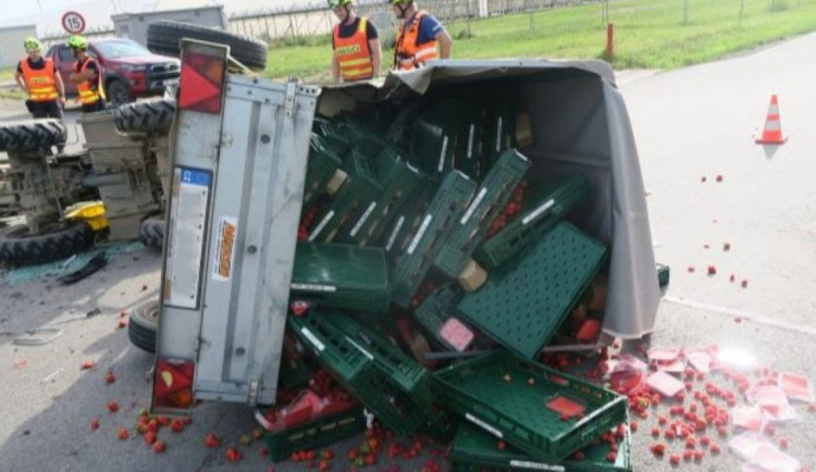 Osobák na Prostějovsku napálil do traktoru. Tři sta kilo jahod a malin se rozsypalo po silnici