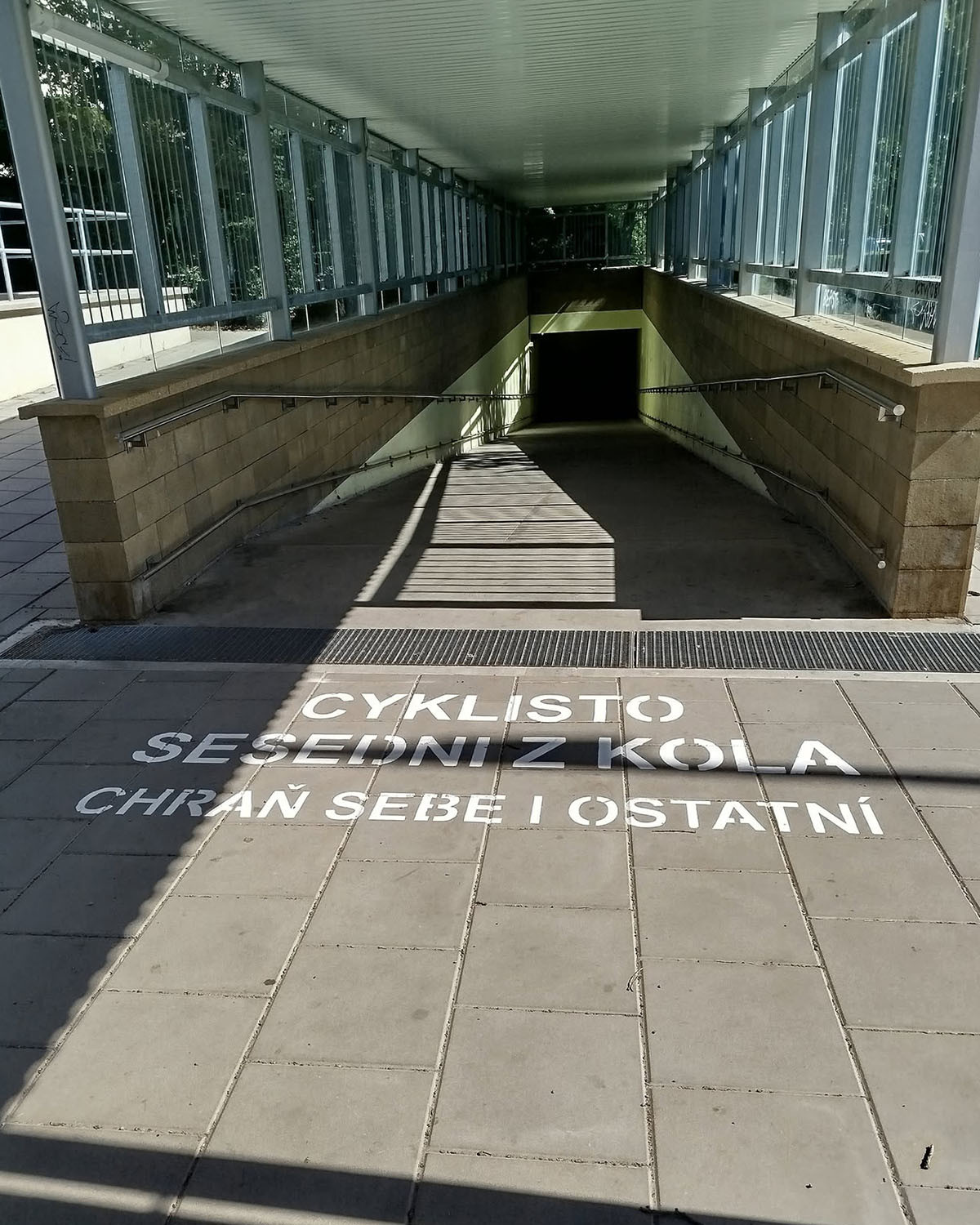 Nebezpeční cyklisté v podchodech? Nové nápisy v Olomouci rozvířily debatu