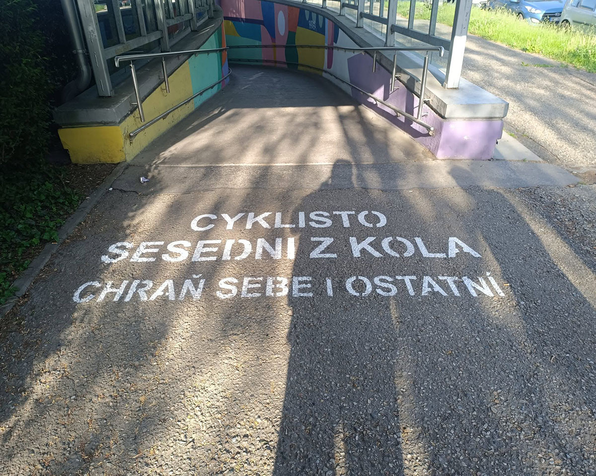 Nebezpeční cyklisté v podchodech? Nové nápisy v Olomouci rozvířily debatu