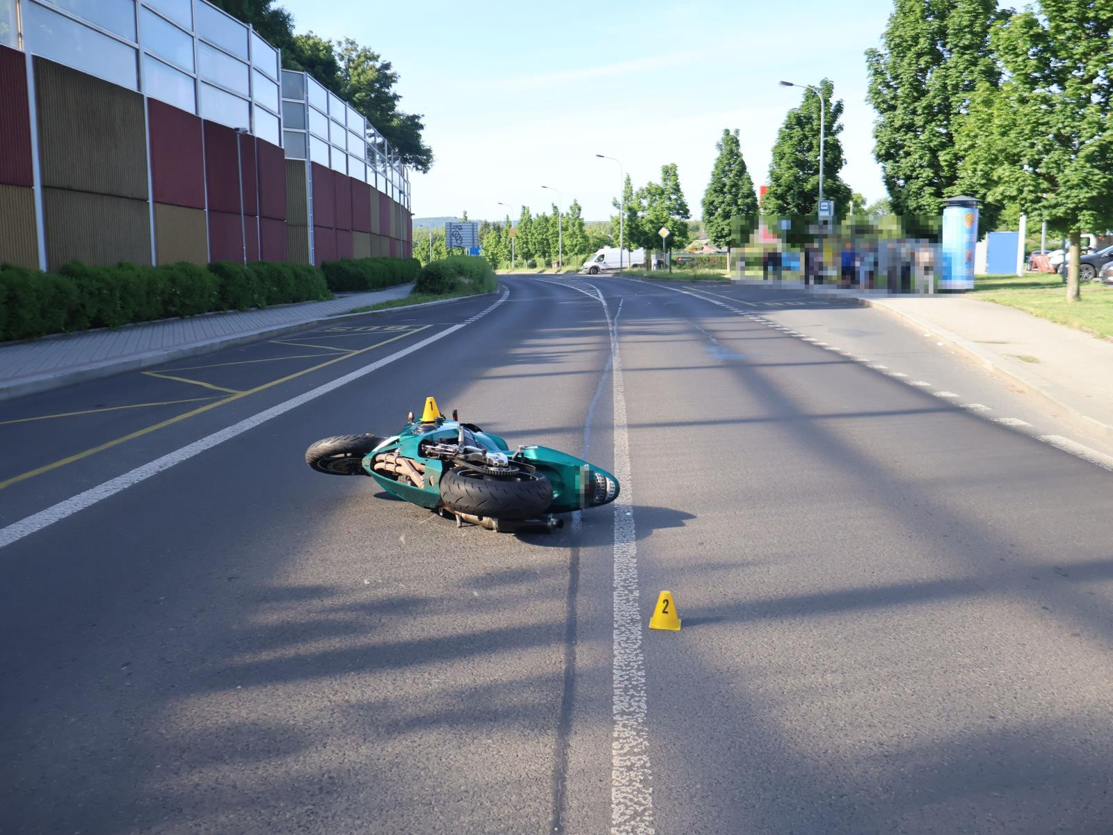 Policisté hledají svědky nehody. Motocyklista se střetl s chodcem.