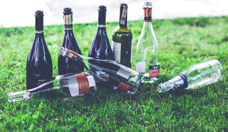 Stop alkoholu na veřejnosti. Hradec kvůli ubytovnám rozšířil zákaz pití