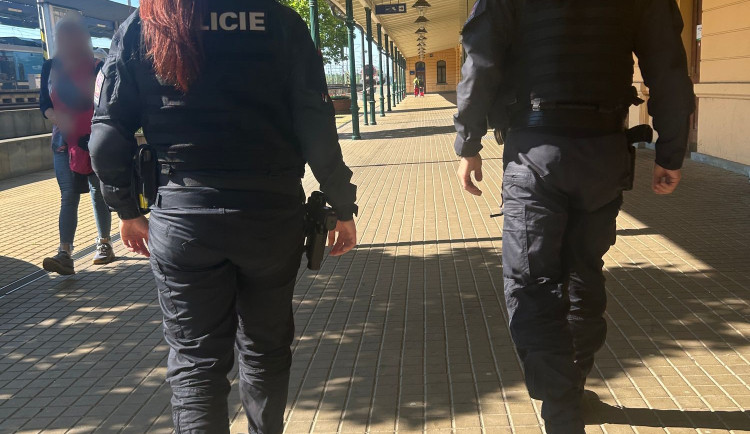 Dva nezletilí se vezli na spřáhle vlaku. Policie varuje před nebezpečným hazardem