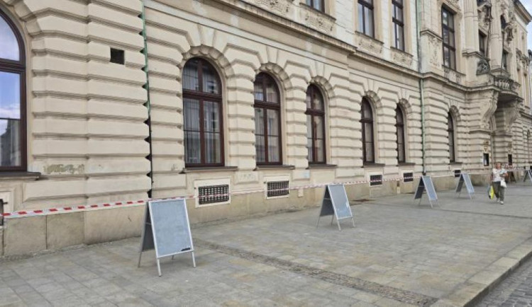 Z Městského domu v Přerově by mohla opadávat omítka. Radnice budovu obehnala páskami