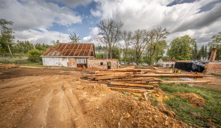 FOTO: Bývalý dětský tábor Hájenka se mění v moderní volnočasové centrum