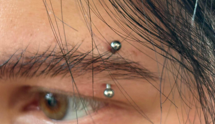 Kosmetika i piercing ze sociálních sítí? Dbejte na bezpečnost zákroku, varují hygienici