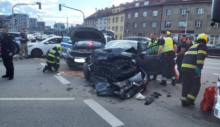 V Poděbradské se srazilo osobní auto s policejním vozem, na místě jsou zranění