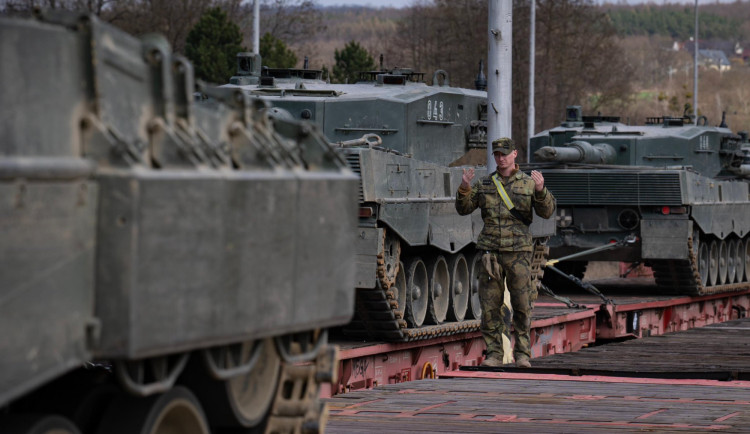 Tanky na dálnici. Kolem Přáslavic v úterý projede devět pětapadesátitunových Leopardů