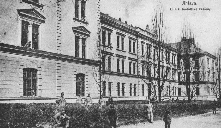 DRBNA HISTORIČKA: Vojáci z marodky prosili kolemjdoucí, aby jim skočili pro pivo, říká historik