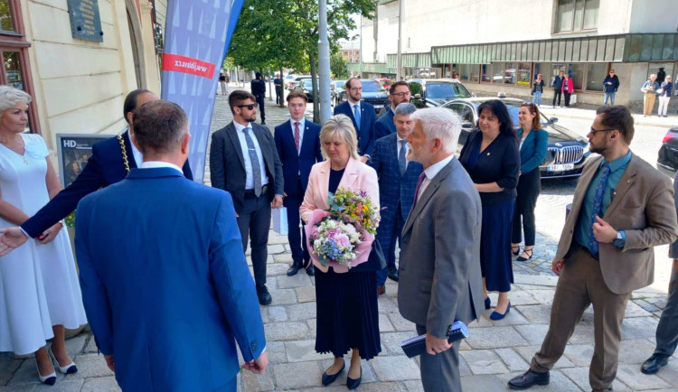 Prezident Petr Pavel s manželkou přijeli do Jihlavy. Bude diskutovat s vedením města