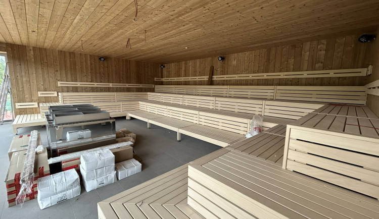 FOTO, VIDEO: Sauna pro 60 lidí i závěsný otočný krb. V Jihlavě vzniká Saunový svět
