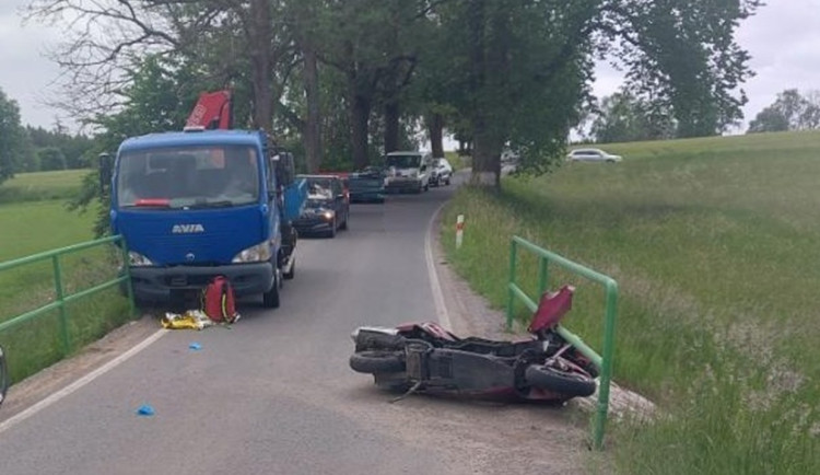 Motorkář s téměř dvěma promile havaroval, do jihlavské nemocnice letěl vrtulníkem