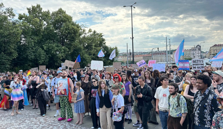FOTO: Pražané se postavili za práva trans lidí, protest chtěli narušit provokatéři
