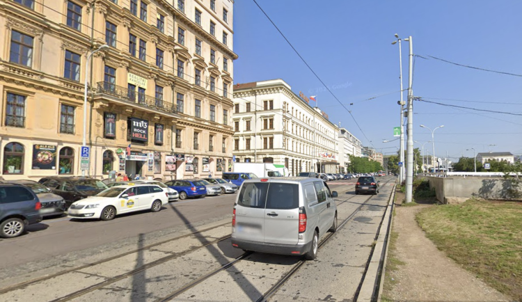 V Brně rezonují auta před nádražím. Řeší se ilegální odbočka i petice za pěší zónu
