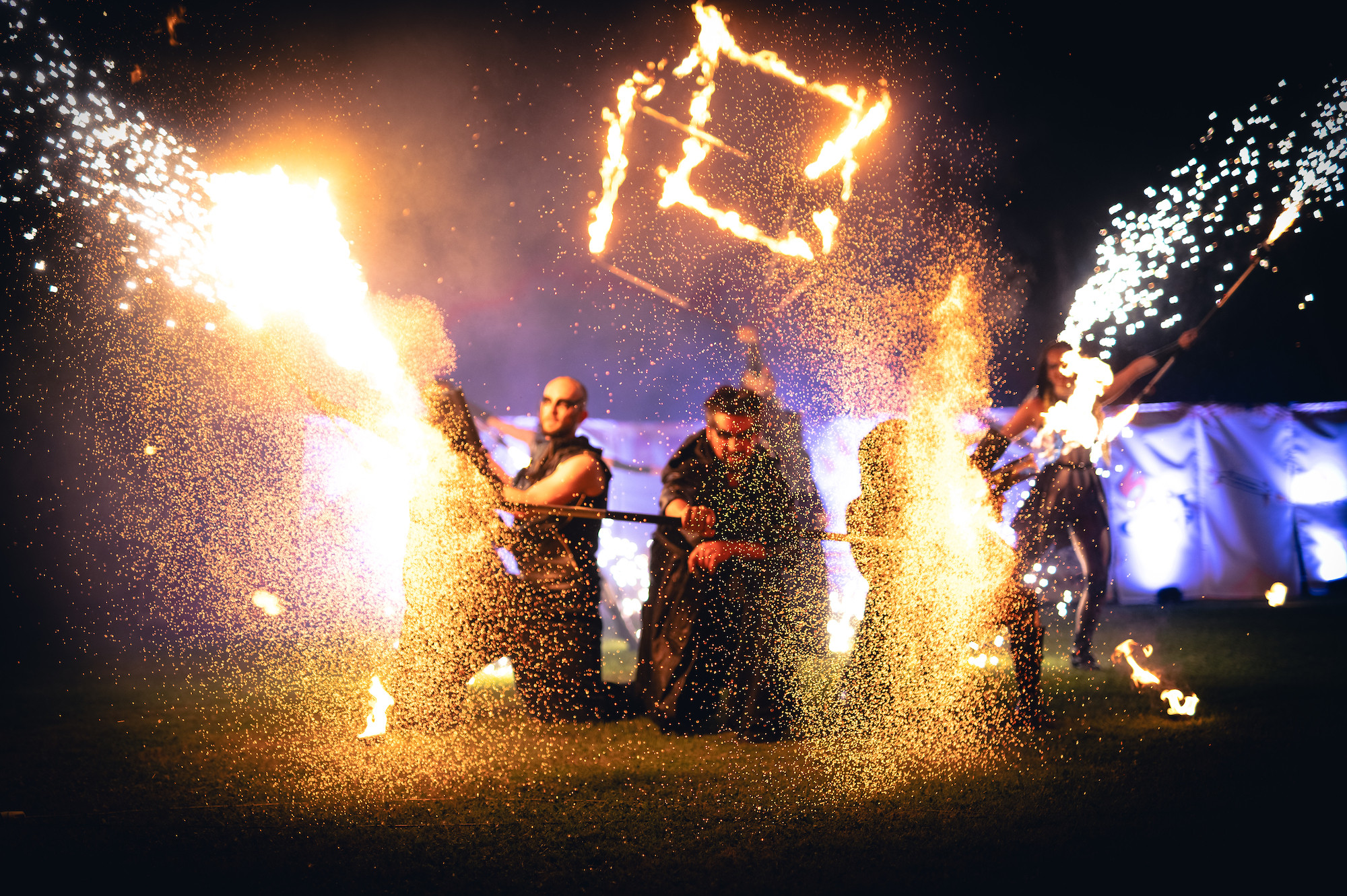 Ohňová show, akrobaté i koupání. Volyňské koupaliště ožije festivalem Art Camp