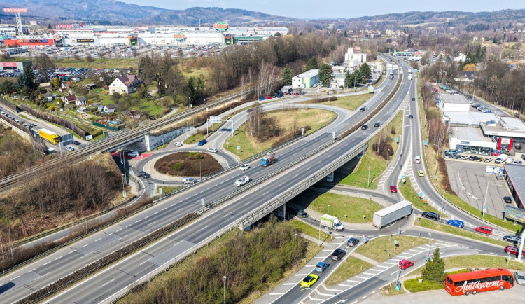 Křižovatka u Globusu zvaná Sněhulák bude ode dneška do neděle kvůli opravě mostu na I/35 uzavírána