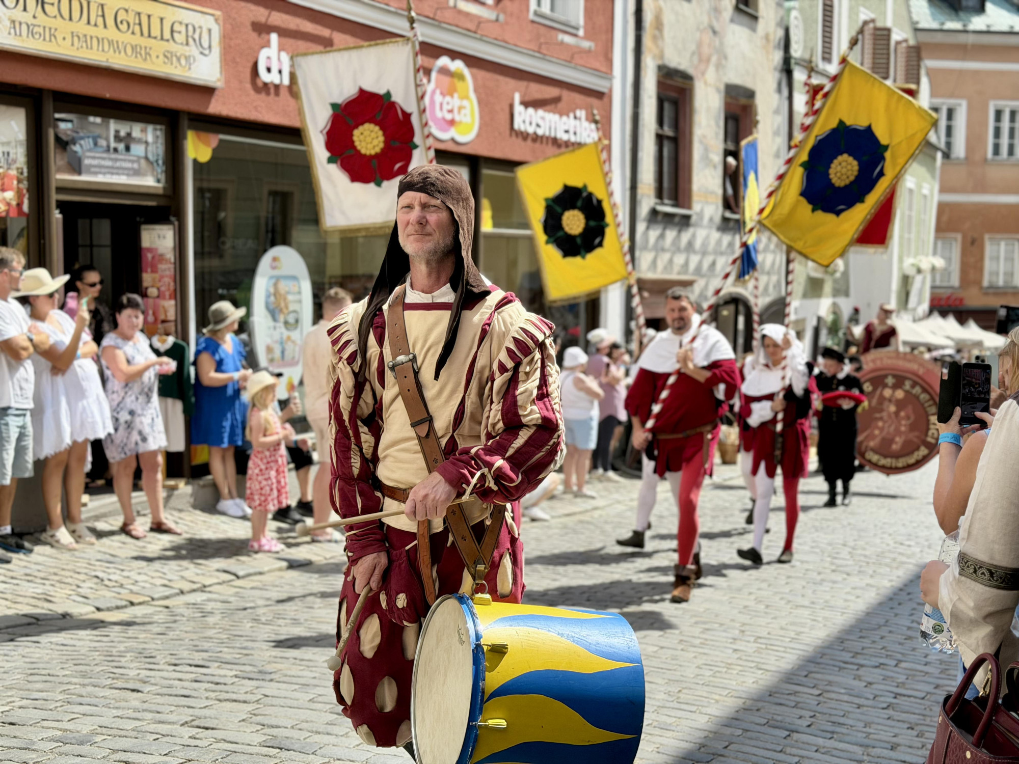 Historické kostýmy, šerm a tropické vedro. Krumlov prožil víkend ve znamení pětilisté růže