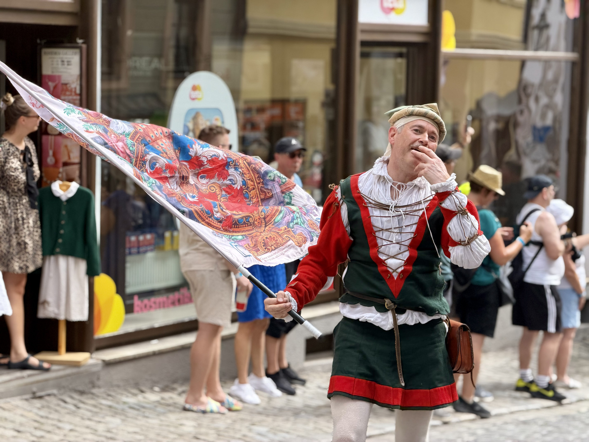 Historické kostýmy, šerm a tropické vedro. Krumlov prožil víkend ve znamení pětilisté růže