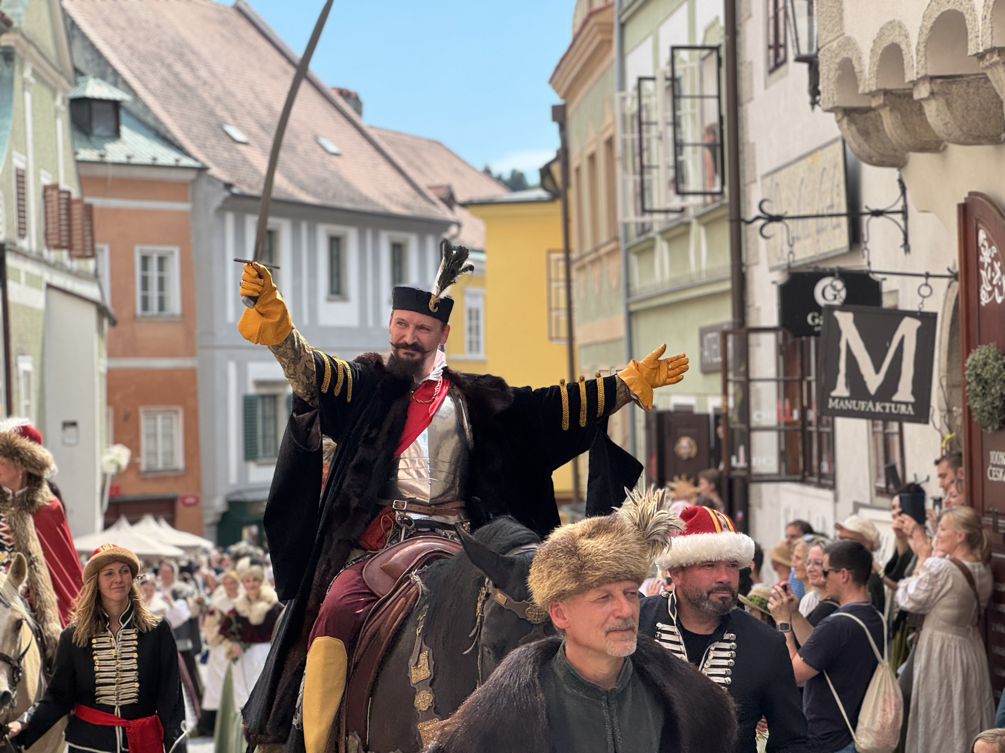 Historické kostýmy, šerm a tropické vedro. Krumlov prožil víkend ve znamení pětilisté růže