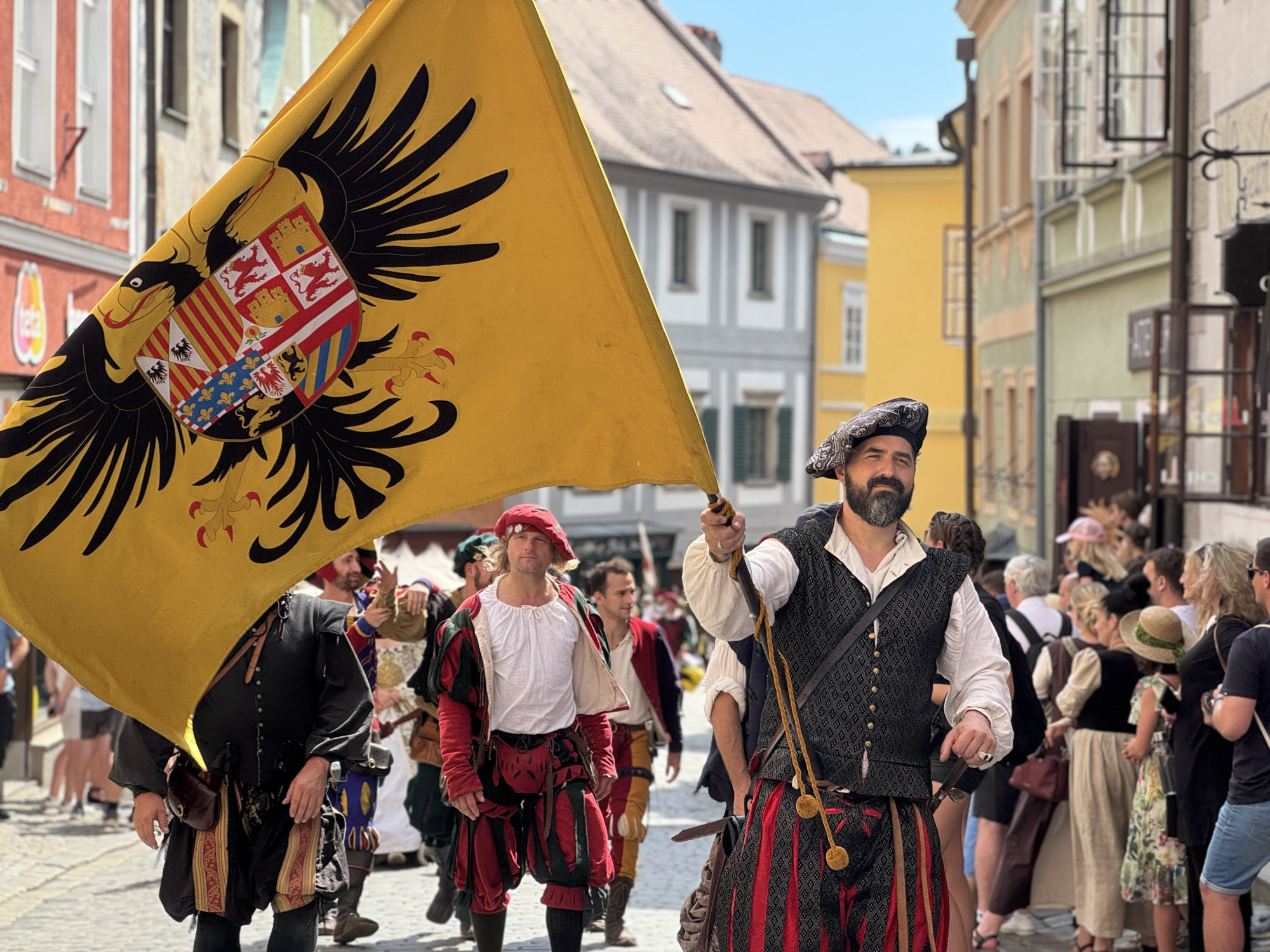 Historické kostýmy, šerm a tropické vedro. Krumlov prožil víkend ve znamení pětilisté růže