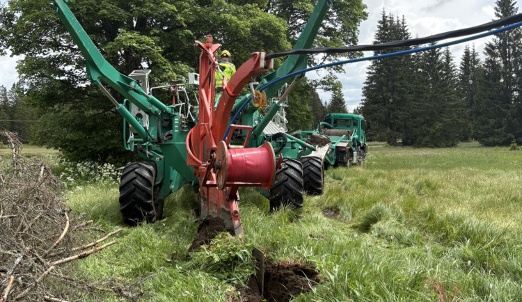 Energetici poprvé na jihu Čech ukládají kabely do země novou technologií
