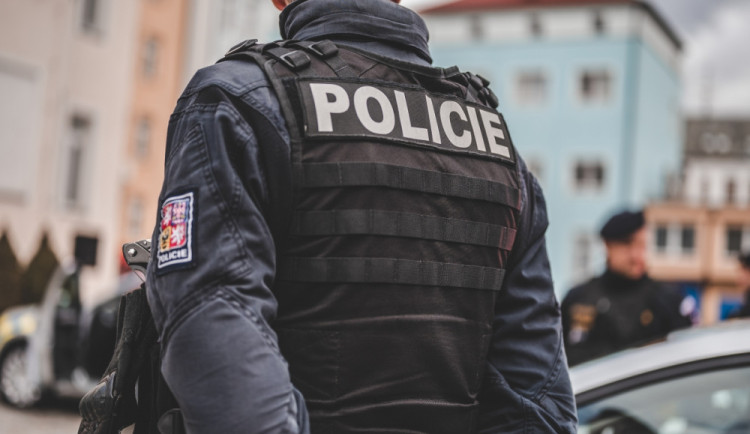 Se střelnou zbraní přepadl poštu v Košťálově. S penězi odjel na motorce