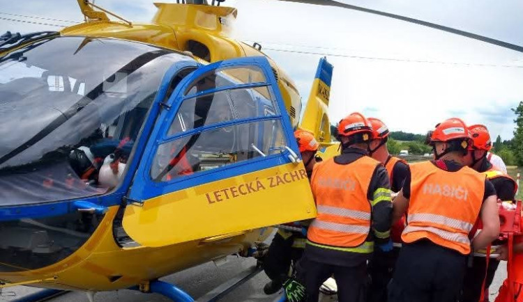Dálnici D1 ve směru na Brno zcela uzavřela nehoda. Jeden člověk se těžce zranil