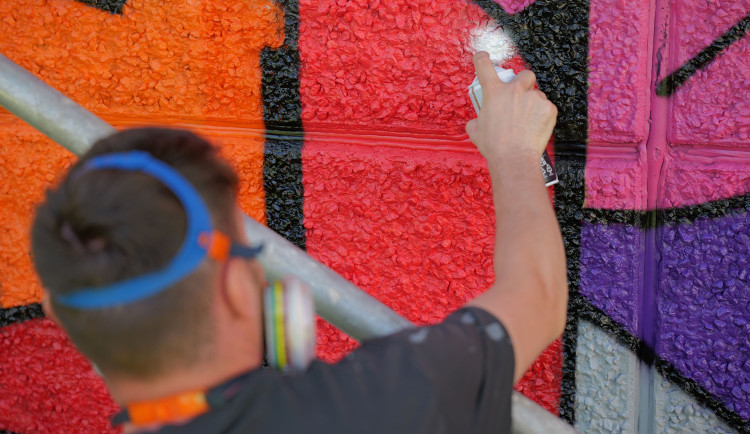 FOTOGALERIE: Street Art Festival přinesl nové muraly i návrat k poničenému dílu Tiny Chertové