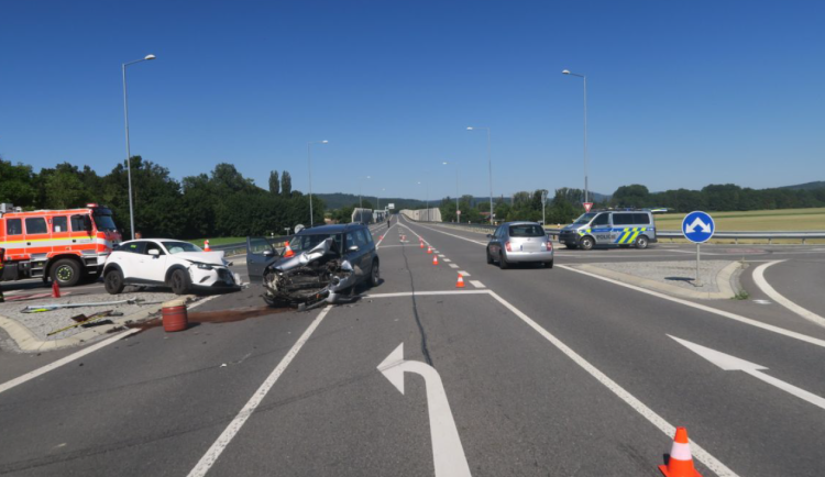 Sedmašedesátiletý řidič nedal v Krnově přednost Mazdě. Pro zraněného letěl vrtulník
