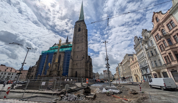 Neobhajitelné ničení, památkáři ostře kritizují postup města při úpravě náměstí