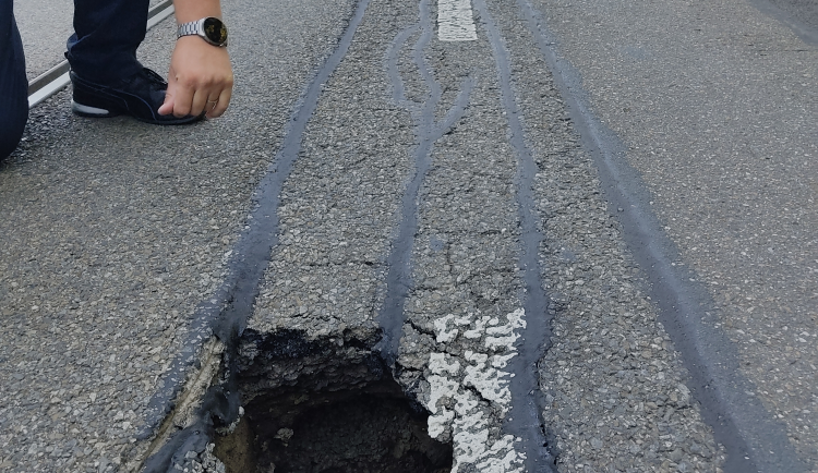 V Králově Poli se propadla silnice, šaliny několik hodin jezdily odklonem