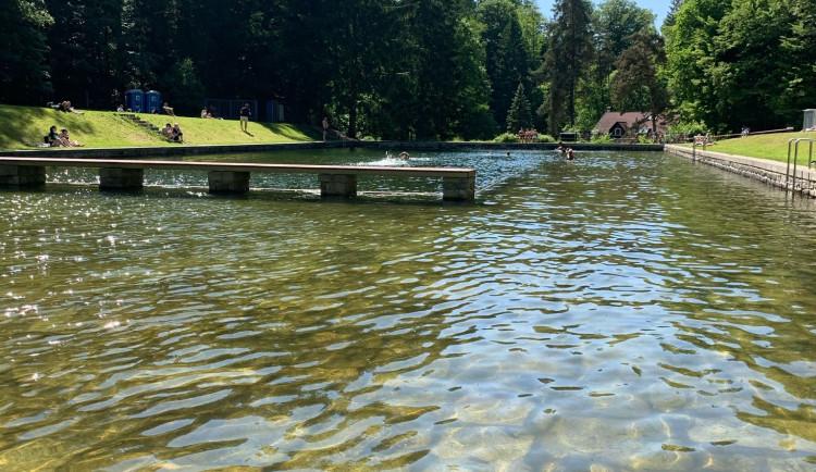 Bahno z přívalových dešťů plní Lesák. Město připravuje opatření