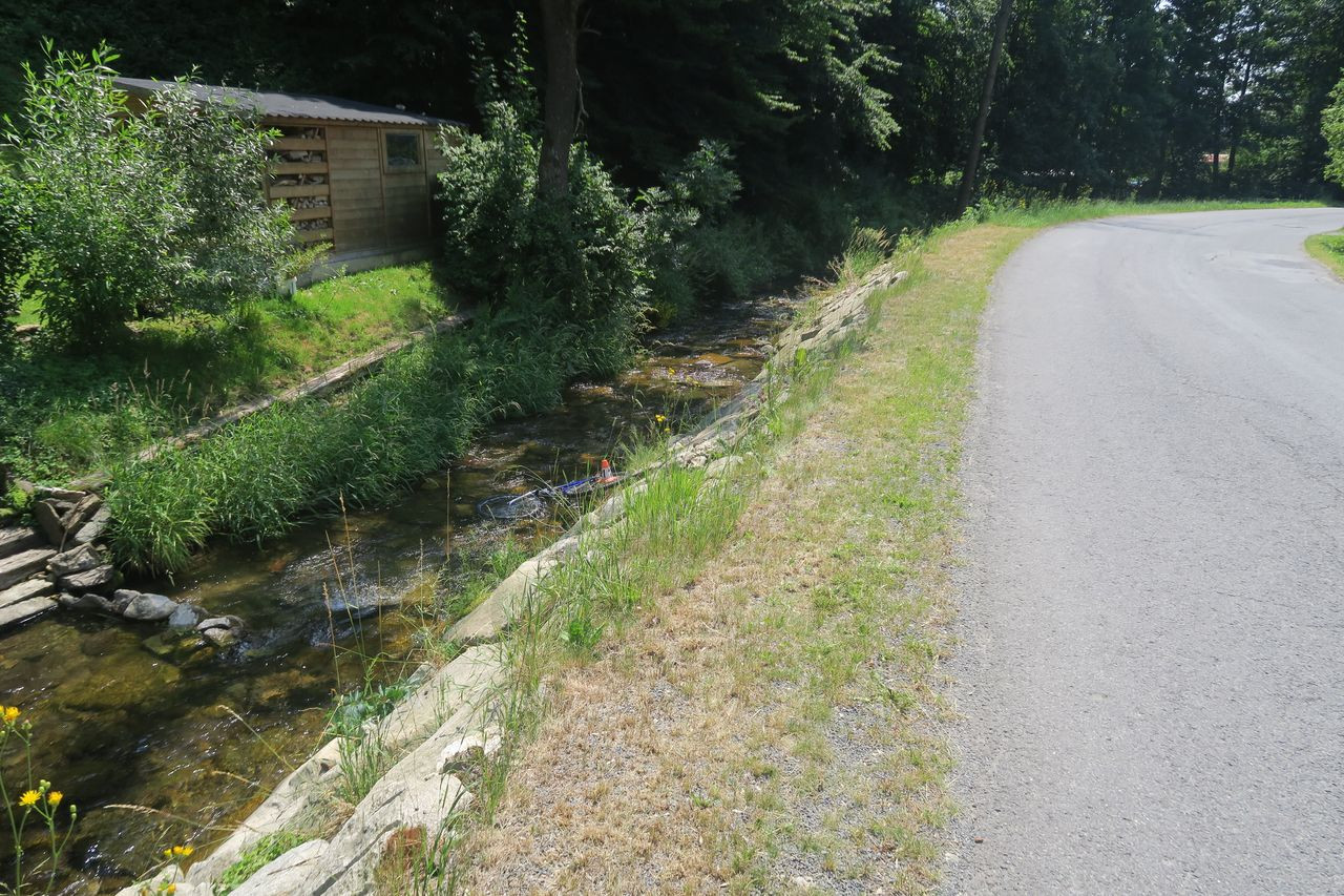 Hlavou se udeřil o kameny v řece. Cyklista se dvěma promile sjel v Oskavě ze silnice