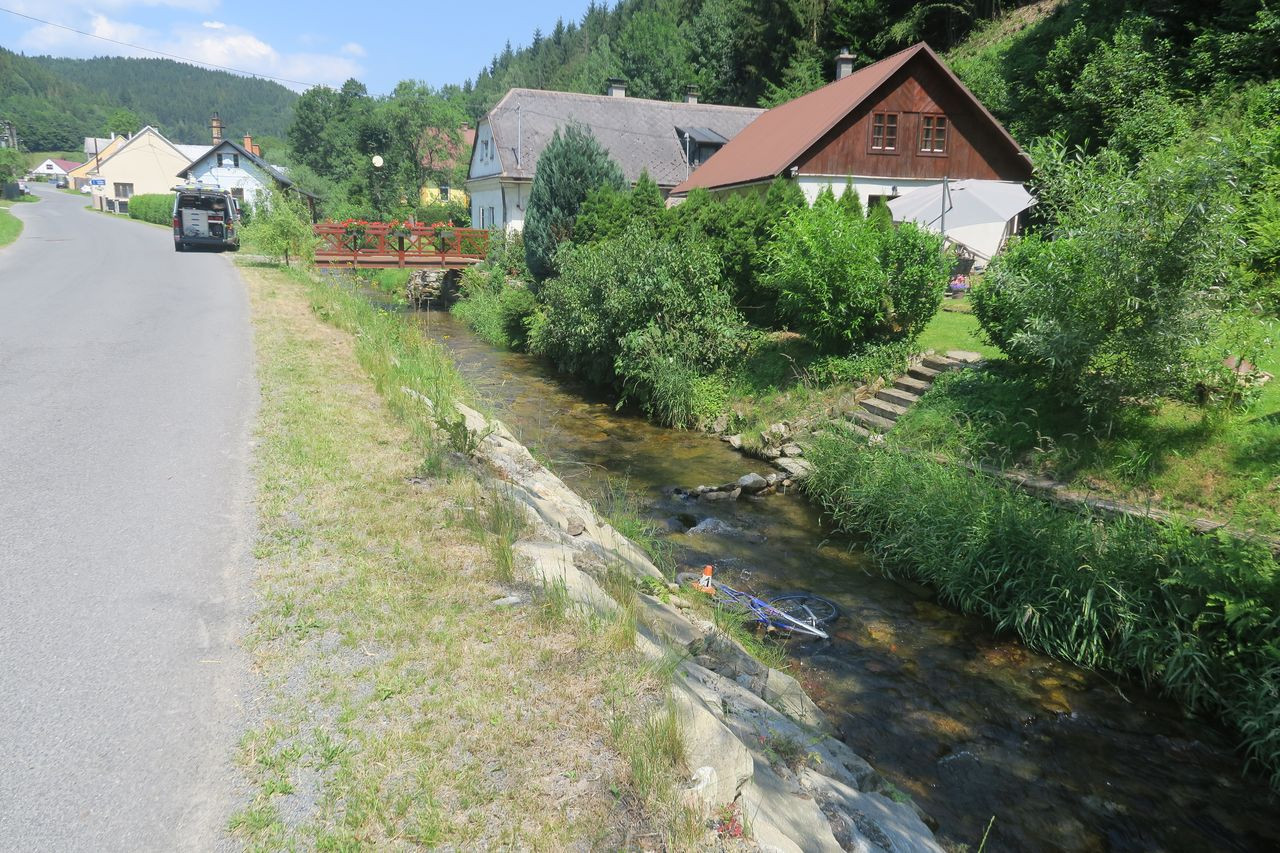 Hlavou se udeřil o kameny v řece. Cyklista se dvěma promile sjel v Oskavě ze silnice