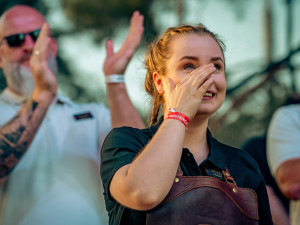 Slzy radosti. Jana Engelmannová právě vyhrála soutěž Černý kůň výčepu, autor Václav Kohelka.