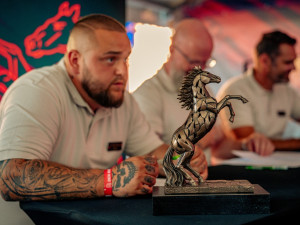 Porotci se radí, komu připadne vítězná trofej, autor Václav Kohelka